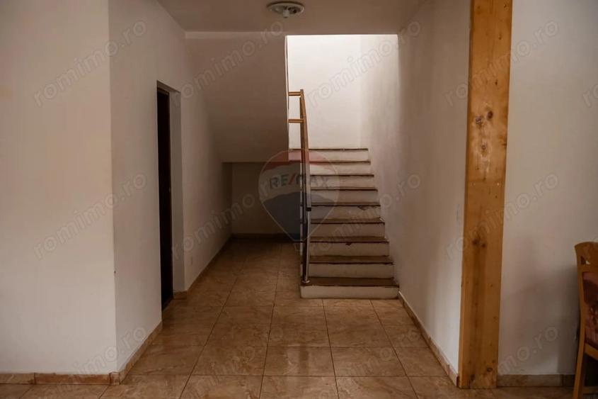 Casă cu 10 camere cu Teren 3300 Mp în Vale