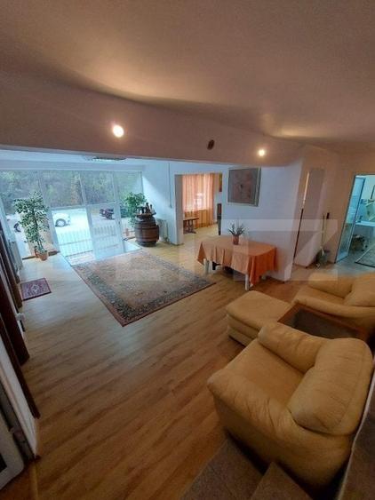 Casă individuală cu 10 camere cu Teren 840 Mp în Moroeni