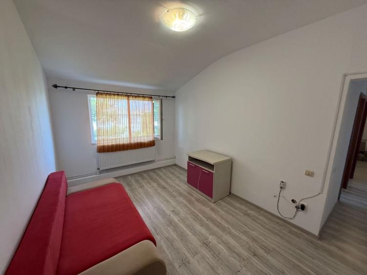 Apartament cu 3 camere semidecomandat, mobilat în Km 4-5