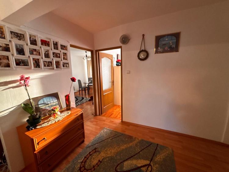 Apartament cu 4 camere decomandat, mobilat în Calea Moldovei