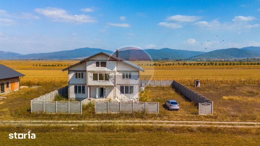 Casă cu Teren 929 Mp în Tărlungeni