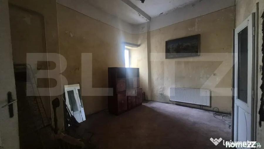Apartament cu 4 camere semidecomandat în Central