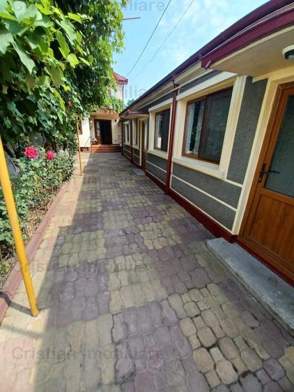 Casă cu 7 camere cu Canalizare în Central