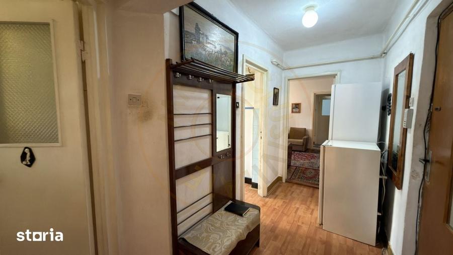 Apartament cu 3 camere semidecomandat, mobilat în Central