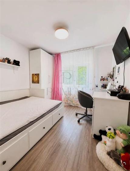 Apartament cu 3 camere semidecomandat, mobilat în Lipovei