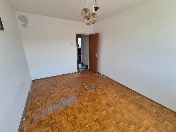 Apartament cu 3 camere semidecomandat în P-ța Muncii