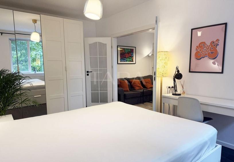 Apartament cu 3 camere semidecomandat, mobilat în Central
