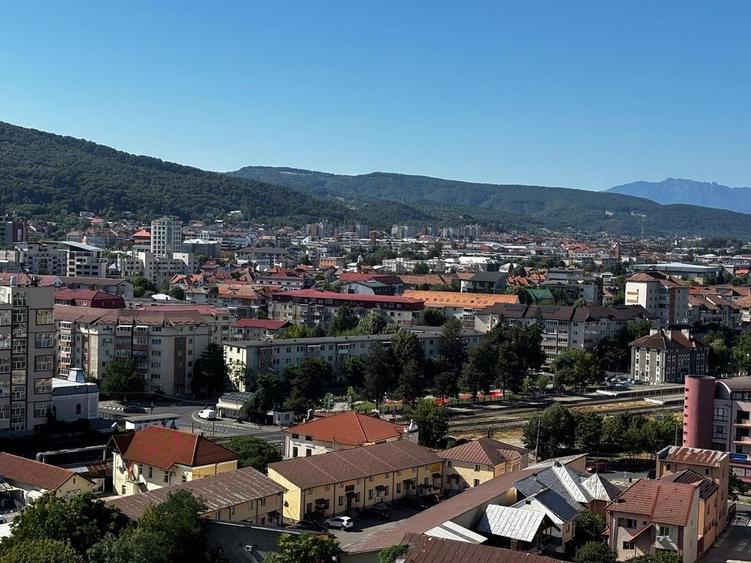Apartament cu 3 camere decomandat, mobilat în Central