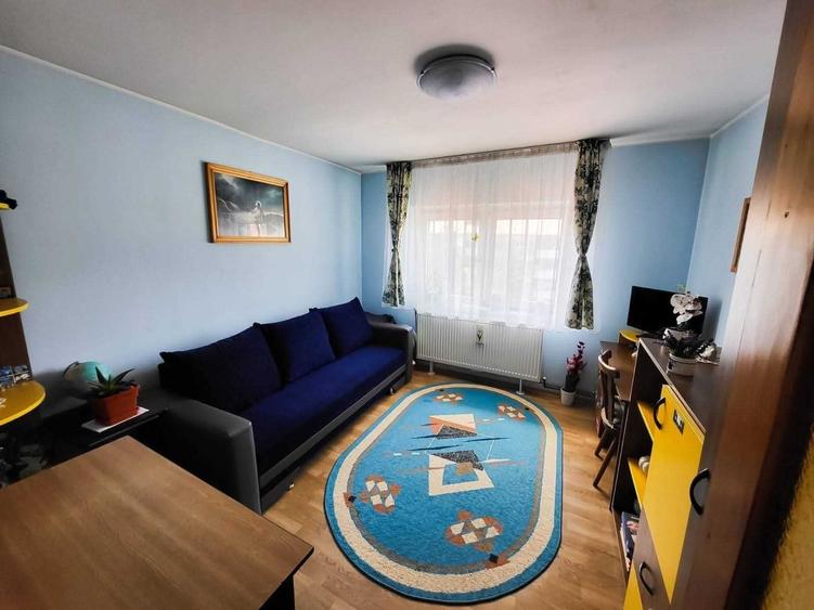 Apartament cu 3 camere semidecomandat în Coman