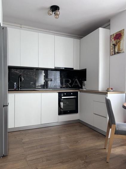 Apartament cu 3 camere semidecomandat, mobilat în Vest