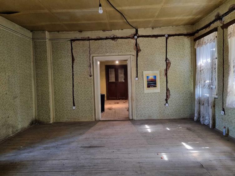 Casă cu 4 camere în Pelișor