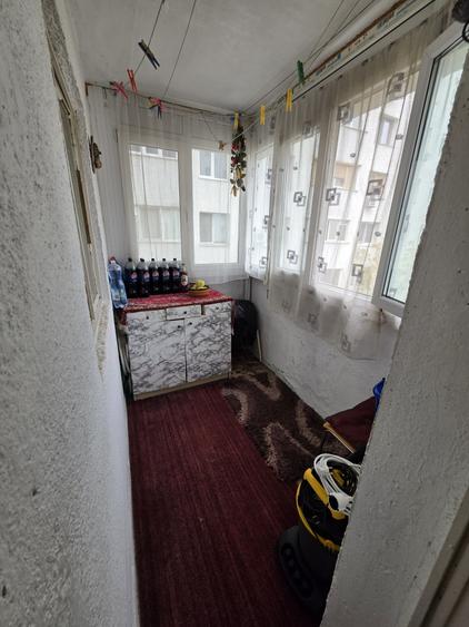 Apartament cu 3 camere decomandat în Titan