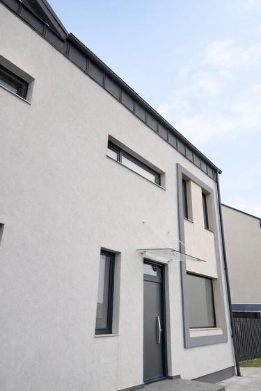 Duplex cu 4 camere cu Piscina în Bujoreni