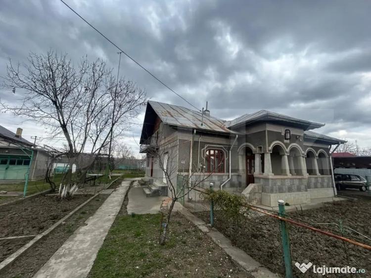Casă cu 3 camere cu Teren 2700 Mp în Central