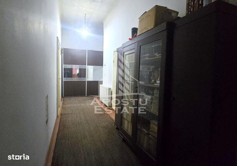 Casă cu 3 camere decomandat în Feniș