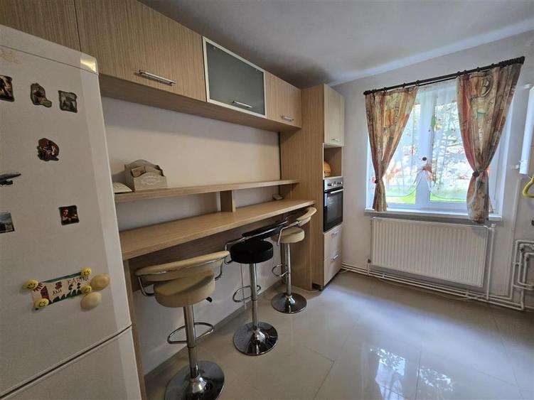 Apartament cu 3 camere semidecomandat, mobilat în Est
