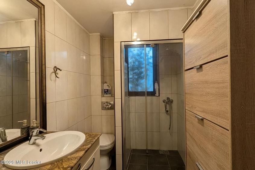 Casă cu 4 camere cu Canalizare în Central