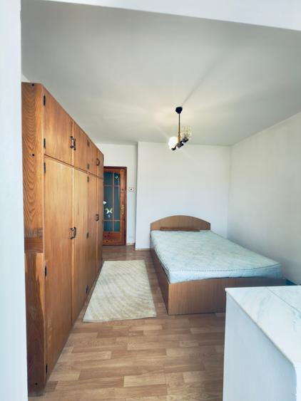 Apartament cu 3 camere decomandat în Răcădău