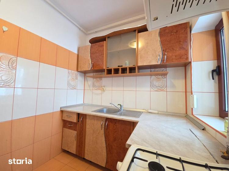 Apartament cu 3 camere, mobilat în Victoriei