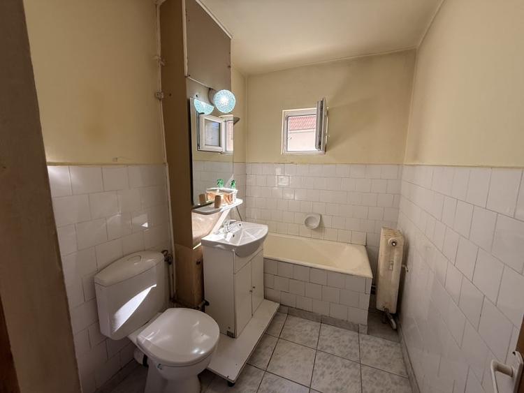 Apartament cu 4 camere decomandat în Cetate