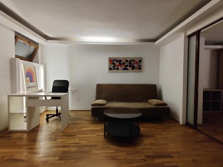 Apartament cu 3 camere semidecomandat, mobilat în Dacia