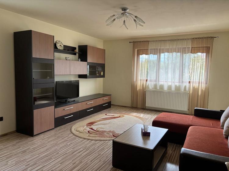 Apartament cu 3 camere decomandat, mobilat în Exterior Nord
