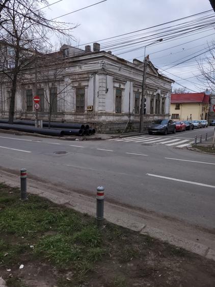 Casă individuală cu 10 camere cu Canalizare în Central