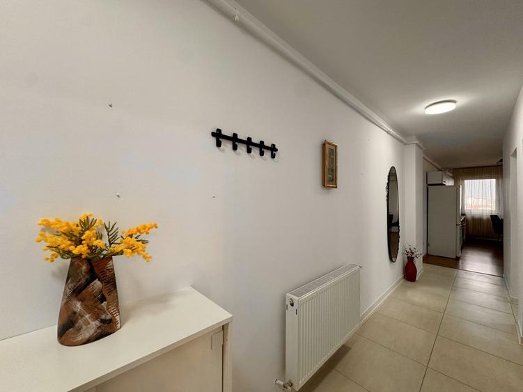 Apartament cu 3 camere semidecomandat, mobilat în Dâmbul Rotund