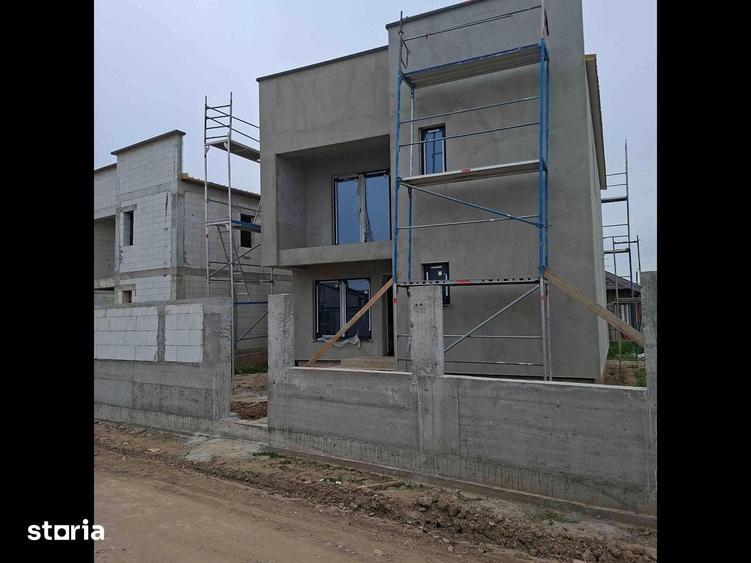 Casă cu 5 camere cu Teren 270 Mp în Malu Mare