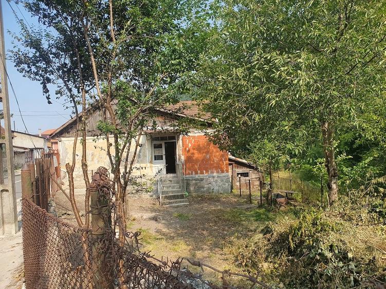 Casă cu Teren 2 Mp în Băița