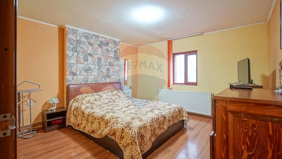 Casă cu 6 camere cu Teren 337 Mp în Central