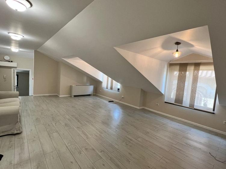 Casă individuală cu 8 camere cu Canalizare în Unirii