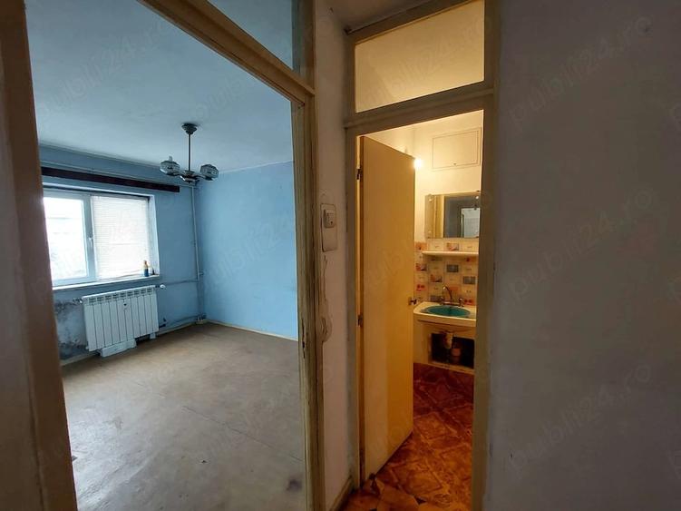 Apartament cu 3 camere decomandat în Rovine