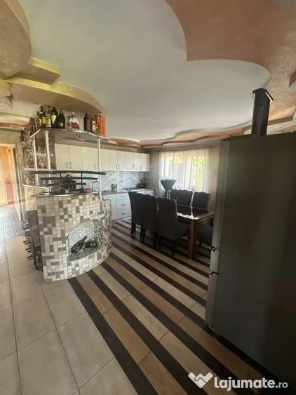 Casă cu 5 camere cu Teren 2800 Mp în Central