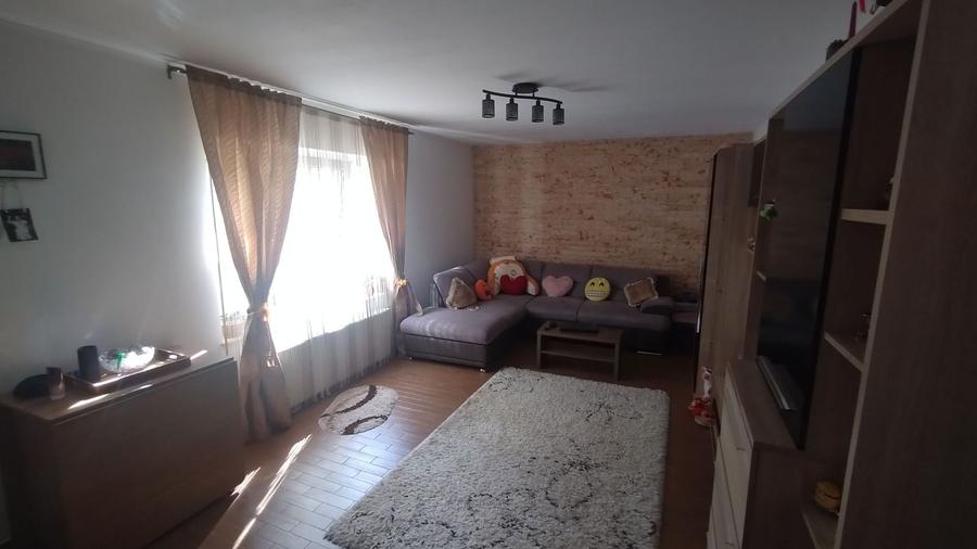 Casă individuală cu 8 camere cu Canalizare în Km 5