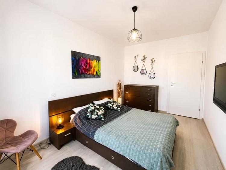 Apartament cu 2 camere decomandat, mobilat în Tractorul