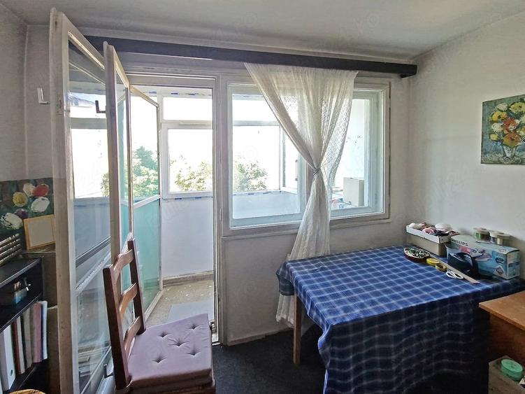 Apartament cu 3 camere semidecomandat în Giulești