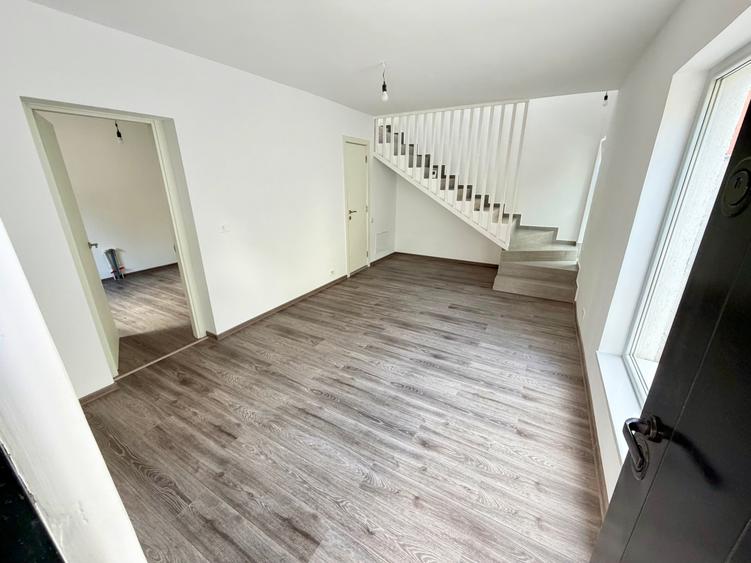 Duplex cu 3 camere cu Canalizare în Apărătorii Patriei