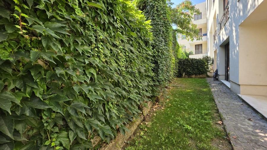 Apartament cu 3 camere semidecomandat în Grădina Icoanei