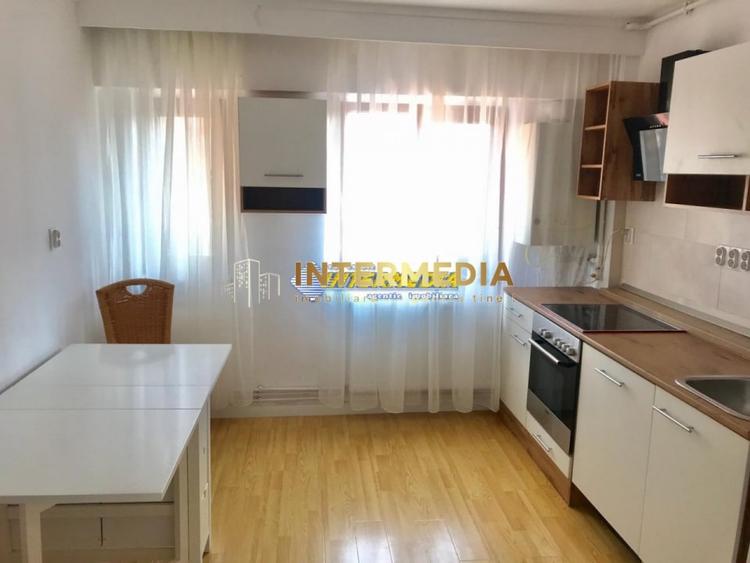 Apartament cu 2 camere decomandat, mobilat în Central