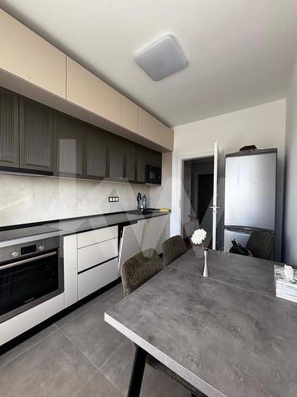 Apartament cu 3 camere semidecomandat, mobilat în Periferie