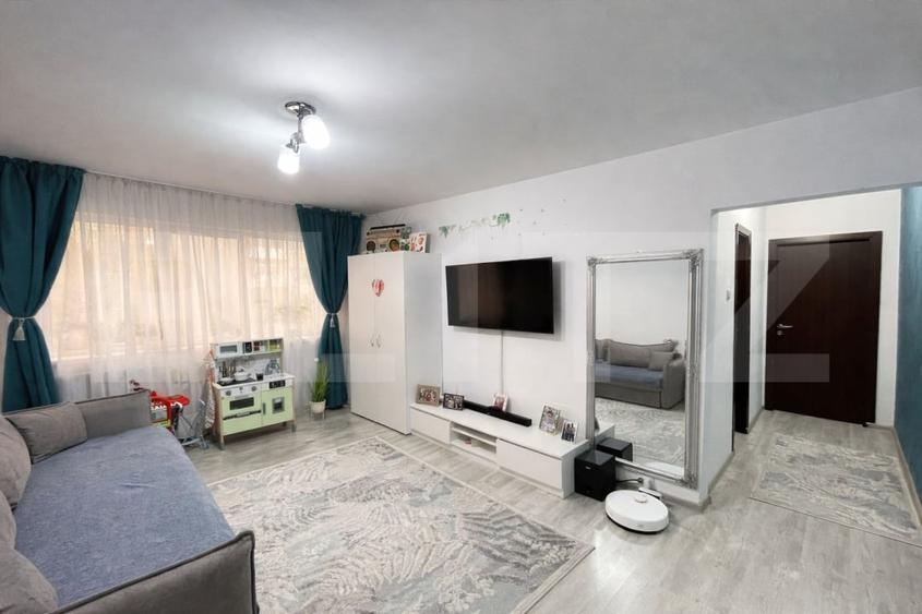 Apartament cu 3 camere semidecomandat, mobilat în Craiovița Nouă