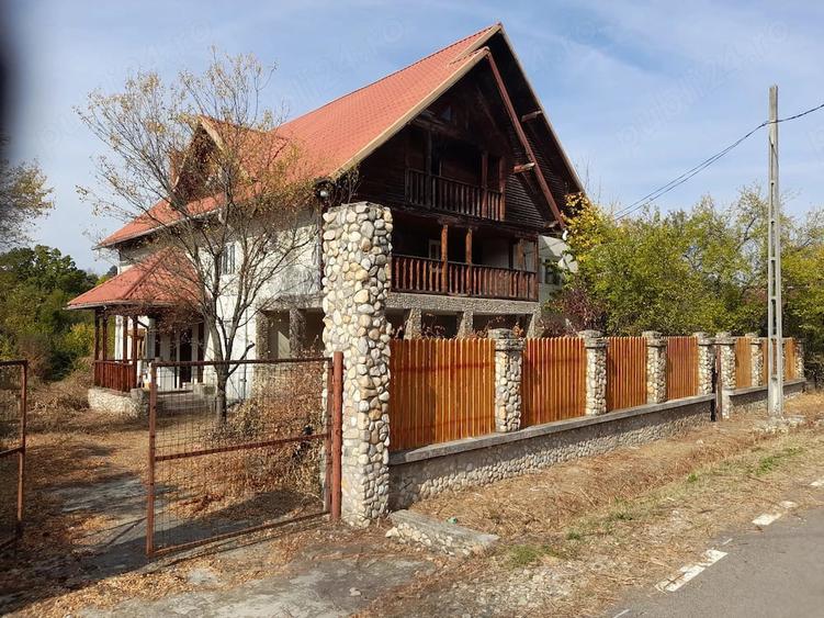 Casă cu 6 camere cu Teren 2600 Mp în Vedea