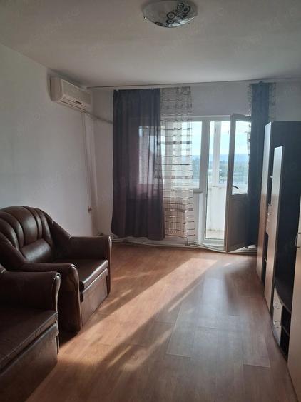 Apartament cu 3 camere decomandat în Milcov