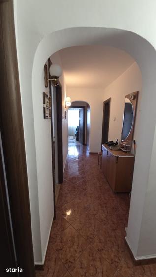 Apartament cu 4 camere decomandat în Tei