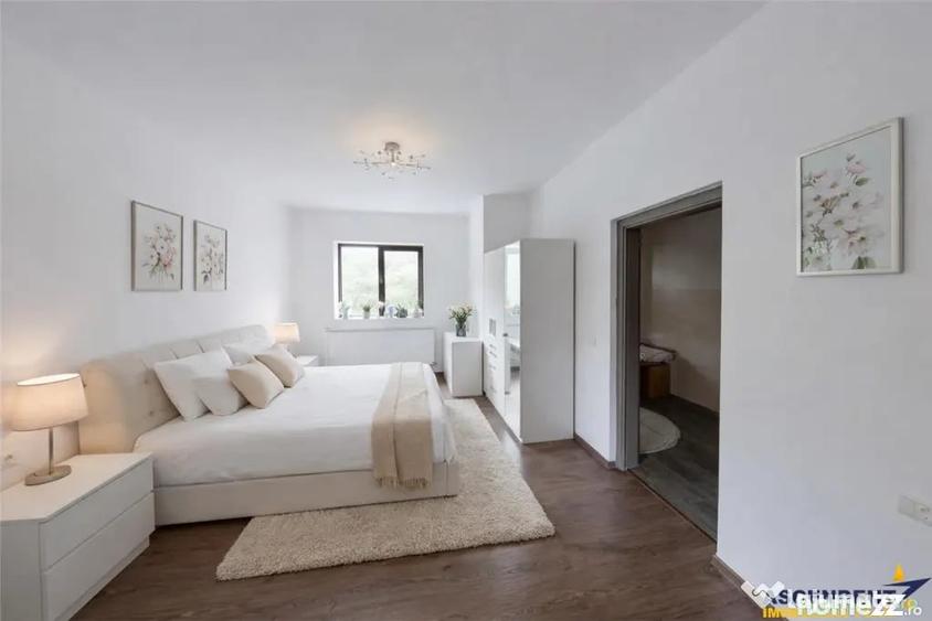 Casă cu 9 camere cu Teren 843 Mp în Central