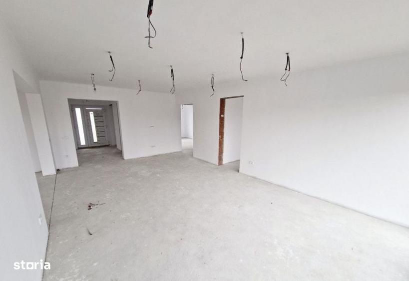 Casă cu 4 camere în Paleu