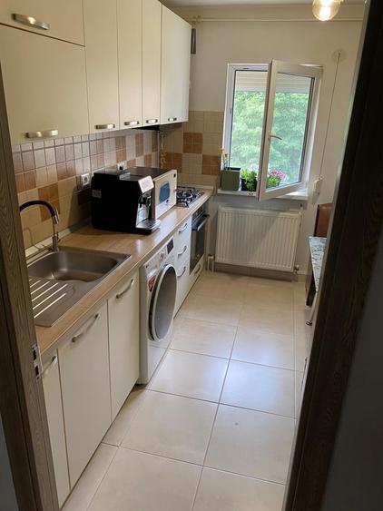 Apartament cu 3 camere decomandat, mobilat în Poarta 6
