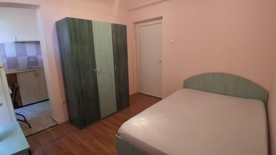 Garsonieră decomandată în Girocului