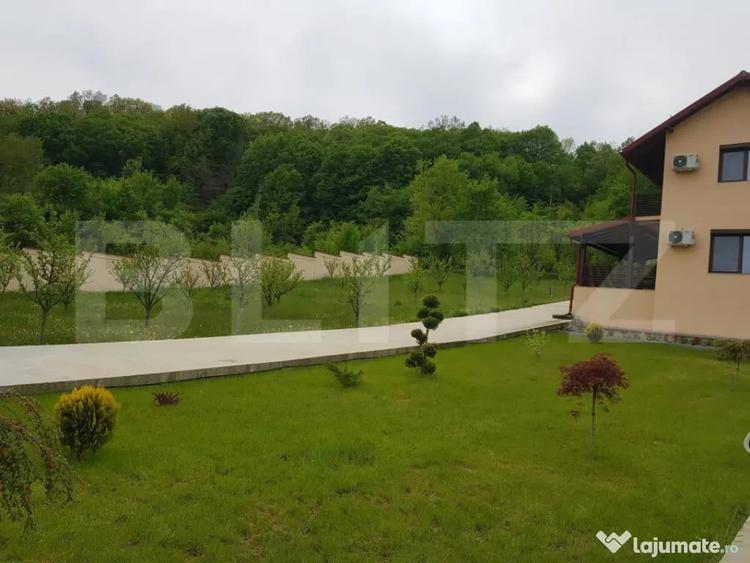 Casă cu 7 camere cu Teren 3173 Mp în Central